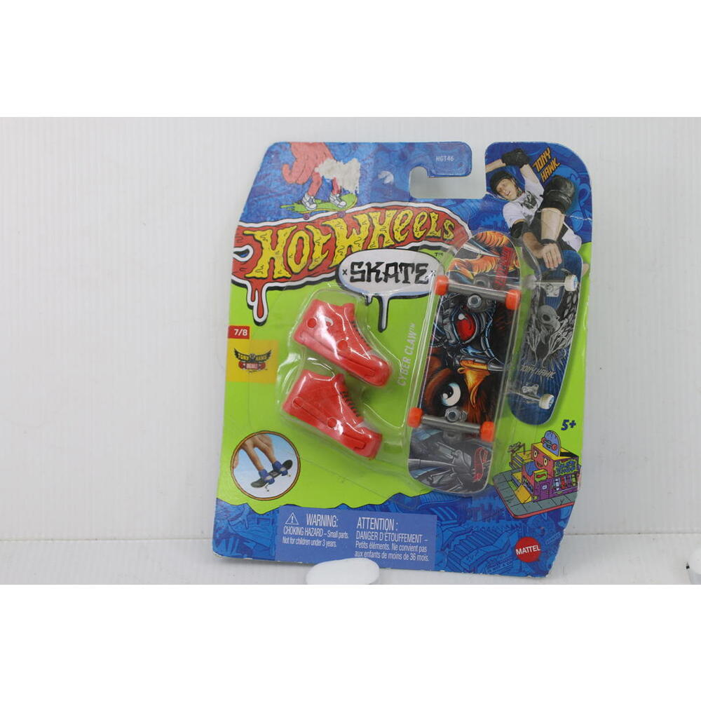Hot Wheels Skate Tony Hawk Cyber Claw 7/8 Fingerboard Set w/ Shoes Mattel